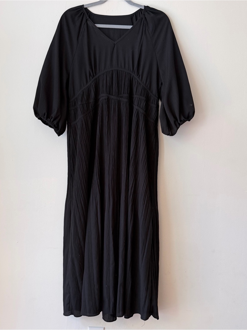 Nothing Fits But XL Flowy Black Midi Dress with V-Neck and Puff Sleeves